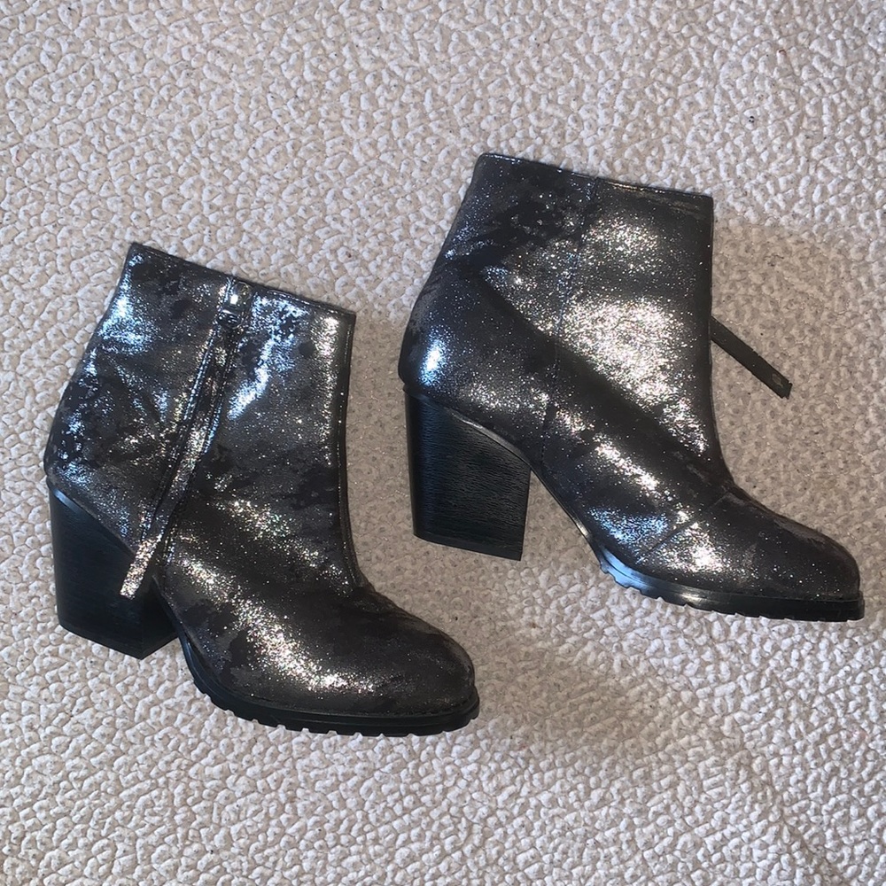 Olivia Miller 8.5 short, cowgirl heel 3”, metallic silver and black.